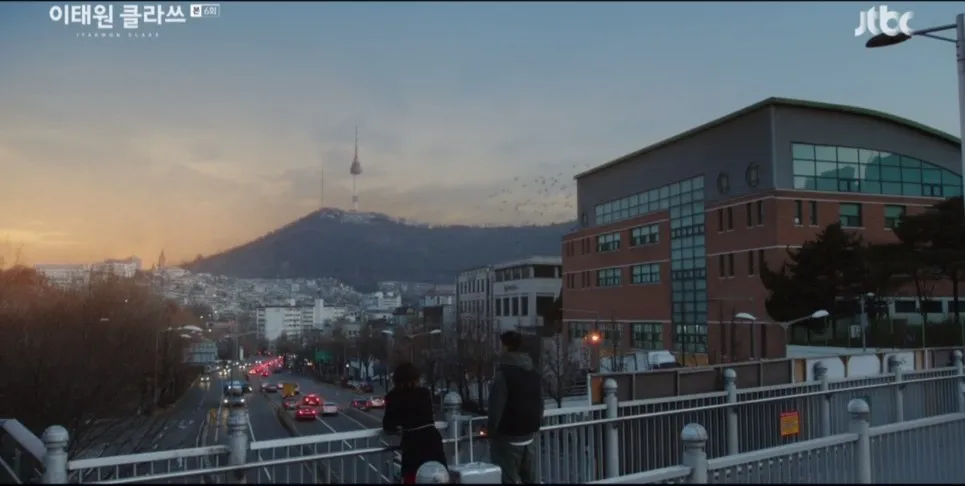 Park Sae-ro-yi and Jo Yi-seo on the Noksapyeong overpass in Itaewon Class