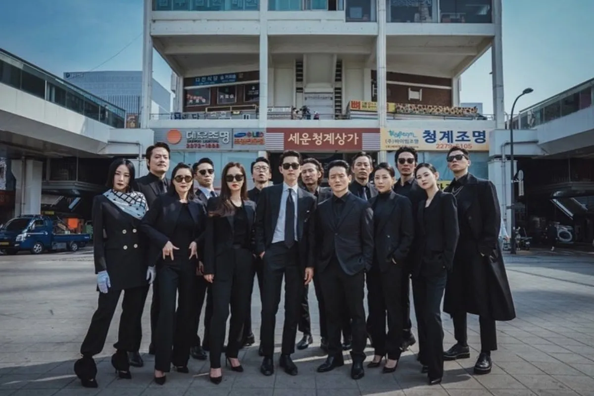 The cast of Vincenzo in front of Cheonggye Sangga in the Sewoon complex